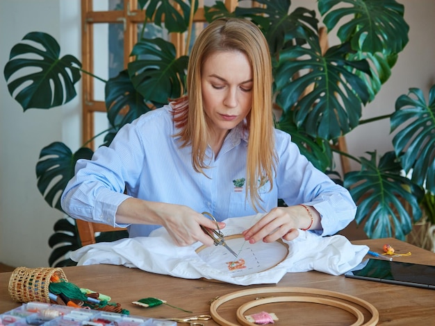 Pracownia haftu, kobieta przy tamborku